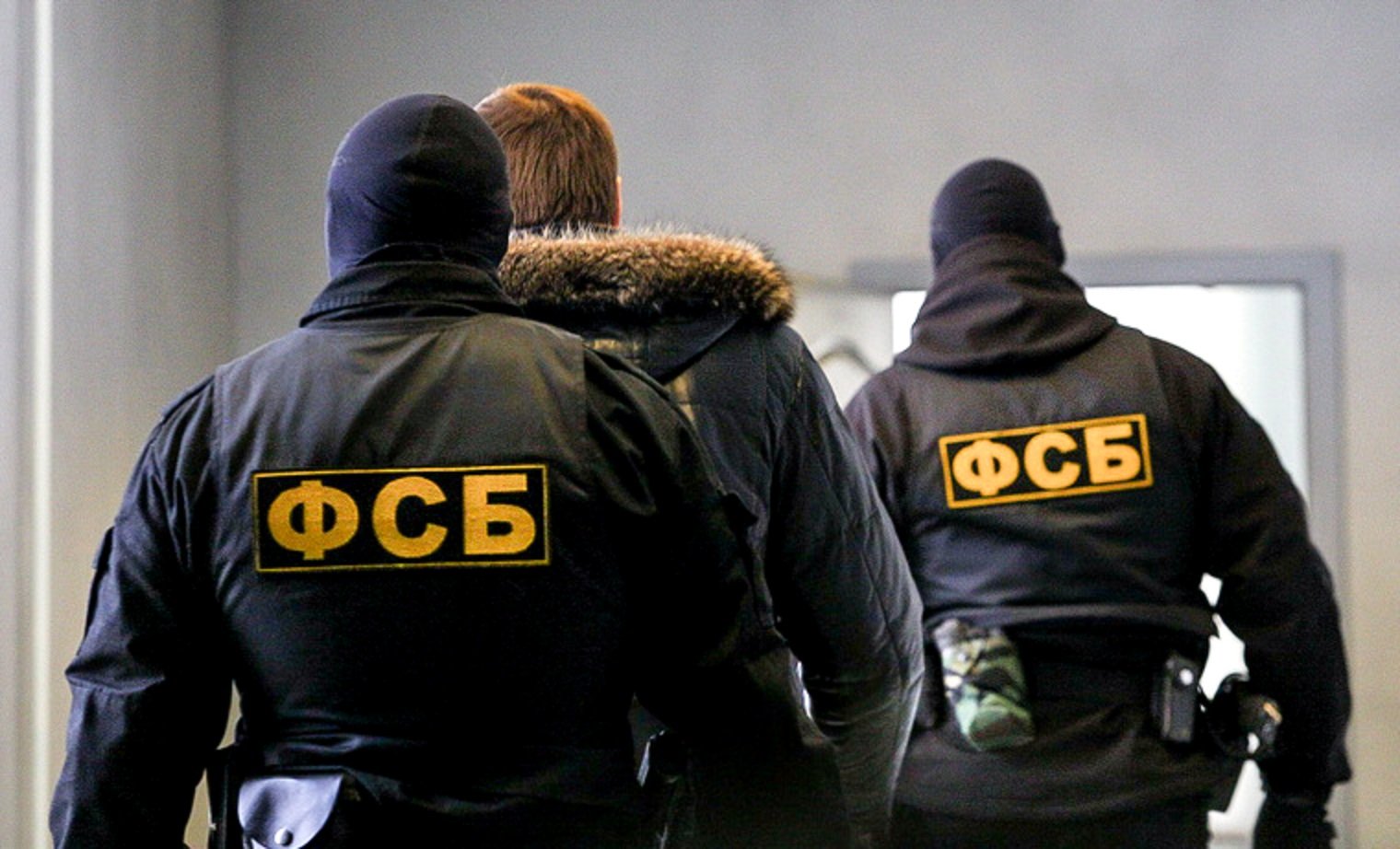 Сотрудники ФСБ проводят оперативно-разыскные действия в управлении ЖКХ Оренбурга