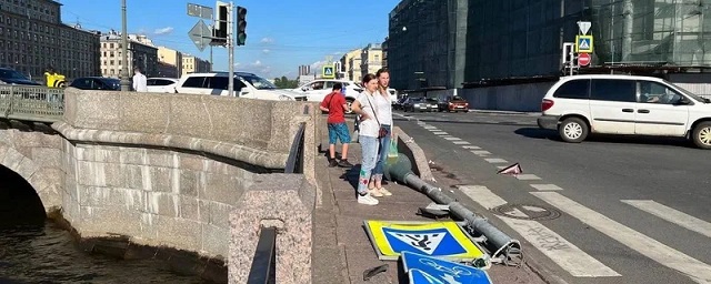 В Петербурге после ДТП двух иномарок на четверых прохожих упал светофор