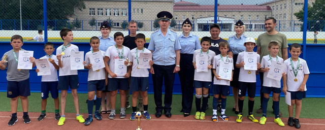 В Черкесске провели футбольный матч для детей в рамках акции «Зарядка со стражем порядка»