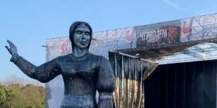 Памятник Аленке из Нововоронежа установили у Сити-парка «Град» в Воронеже