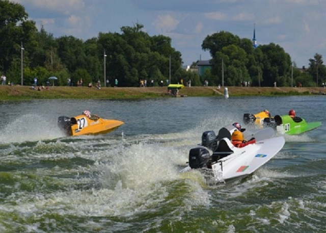 Зрелище на воде: в Кинешме Ивановской области прошёл чемпионат России по водно-моторному спорту