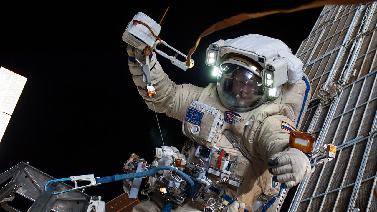 «Роскосмос» сообщил о выходе космонавтов Олега Артемьева и Дениса Матвеева в открытый космос