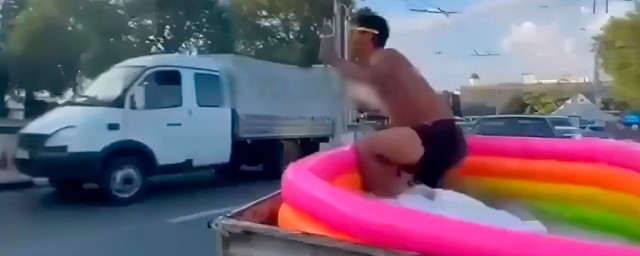 В Симферополе подростков задержали за катание в надувном бассейне по центру города