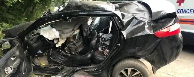 В Саратове Kia Rio врезалась в столб, погибли водитель и пассажирка