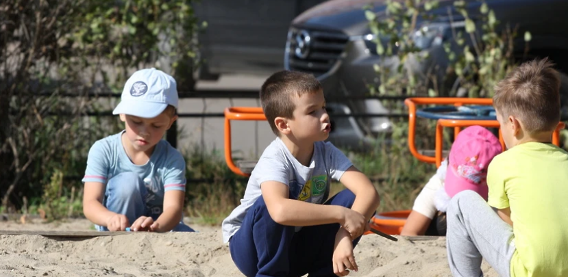В Красногорске по просьбе жителя заменили песок на детской площадке