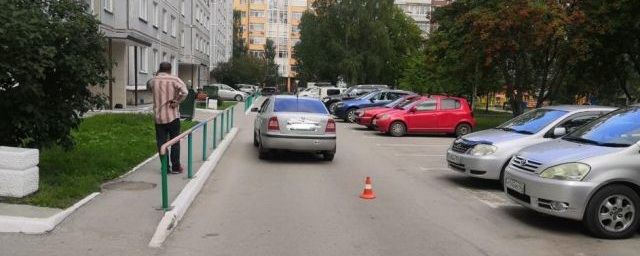 В Новосибирске женщина на «Шкоде» сбила мальчика на самокате
