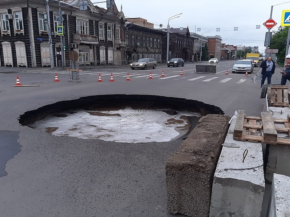 В Красноярском крае водители машин пробивают колеса из-за ямы в центре города