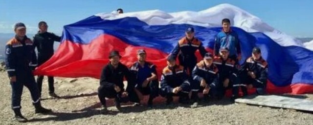 Спасатели Тувы развернули на священной горе Догээ в Кызыле российский триколор