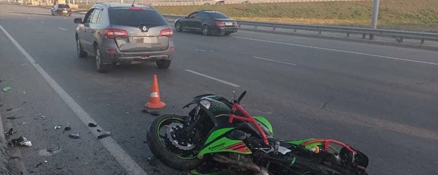В Октябрьском районе Новосибирска мотоциклист врезался в легковой автомобиль
