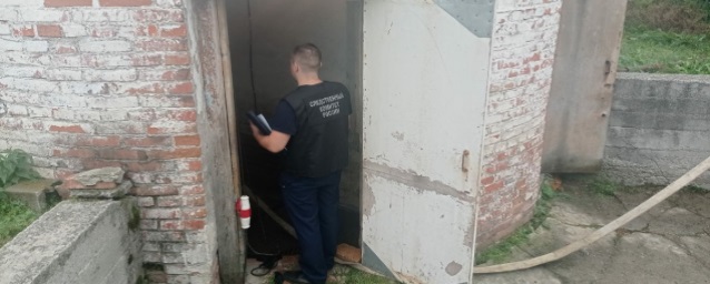 В Свердловской области два работника погибли  при очистке канализационной системы