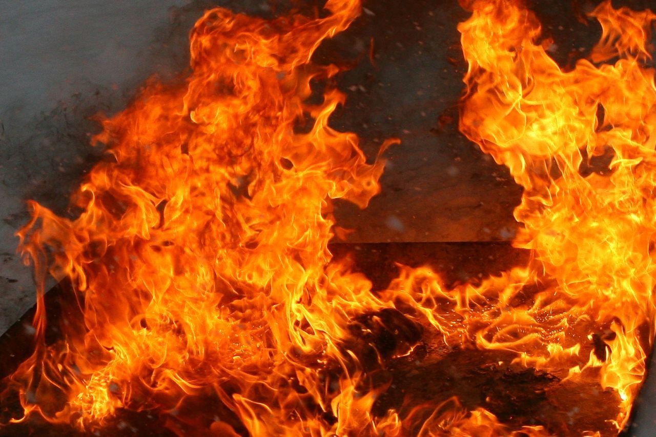 В Калининграде на стоянке сгорело 10 автомобилей