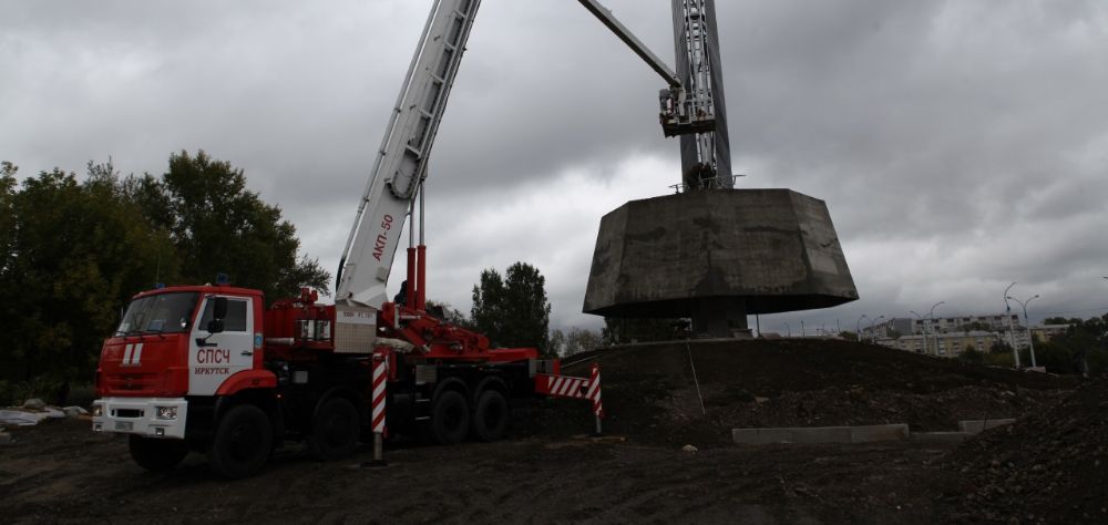 В Иркутске установили шпиль стелы «Город трудовой доблести»