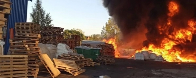 В ярославском Угличе с вечера четверга тушат пожар на складе завода полимерной продукции