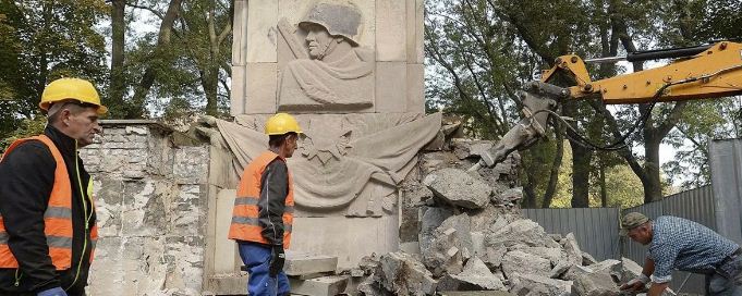 В Латвии строители отказываются выполнять работы по демонтажу советских памятников