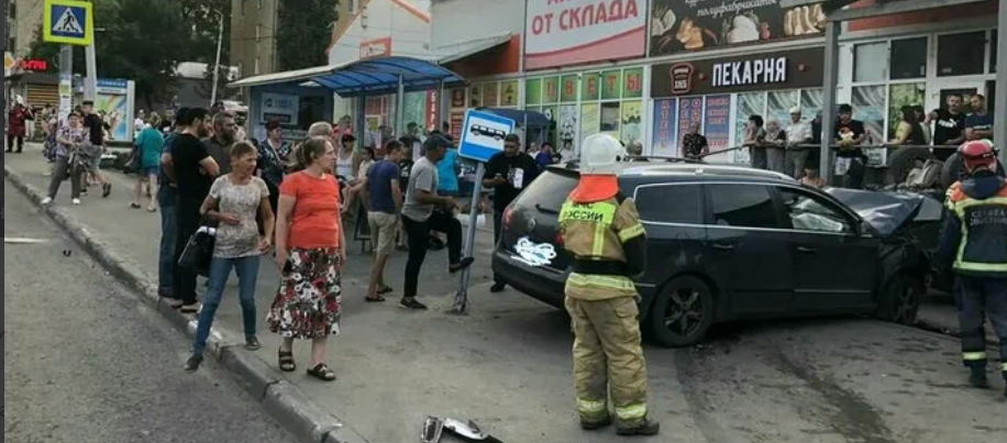В Саратове водитель Volkswagen влетел в припаркованный Hyundai