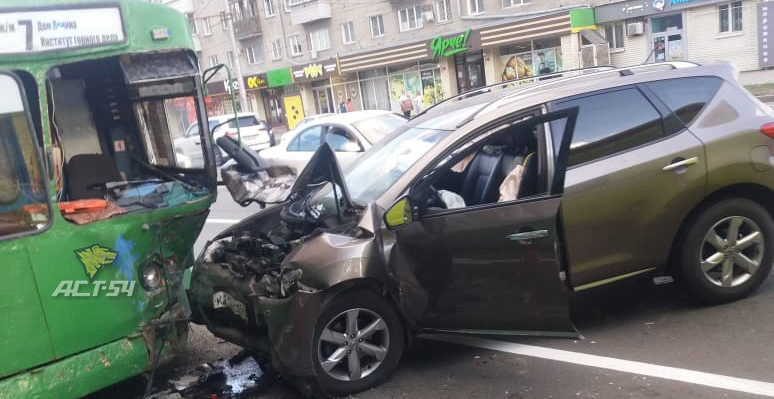 Водителя Nissan Murano госпитализировали после ДТП с троллейбусом в Новосибирске