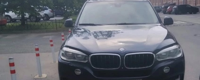 В Петербурге у молодого врача, не платившего штрафы за превышение скорости, арестовали BMW