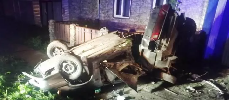 В Красноярском крае автомобиль разорвало пополам после удара о столб