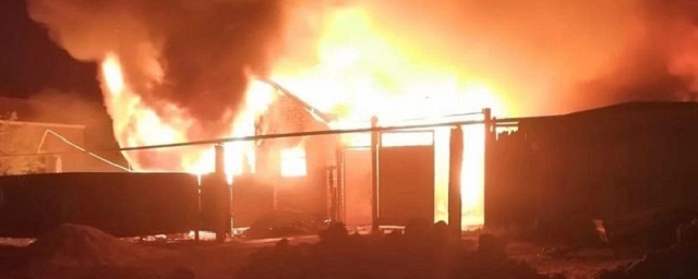 В Вологде полицейские спасли из горящего дома мужчину