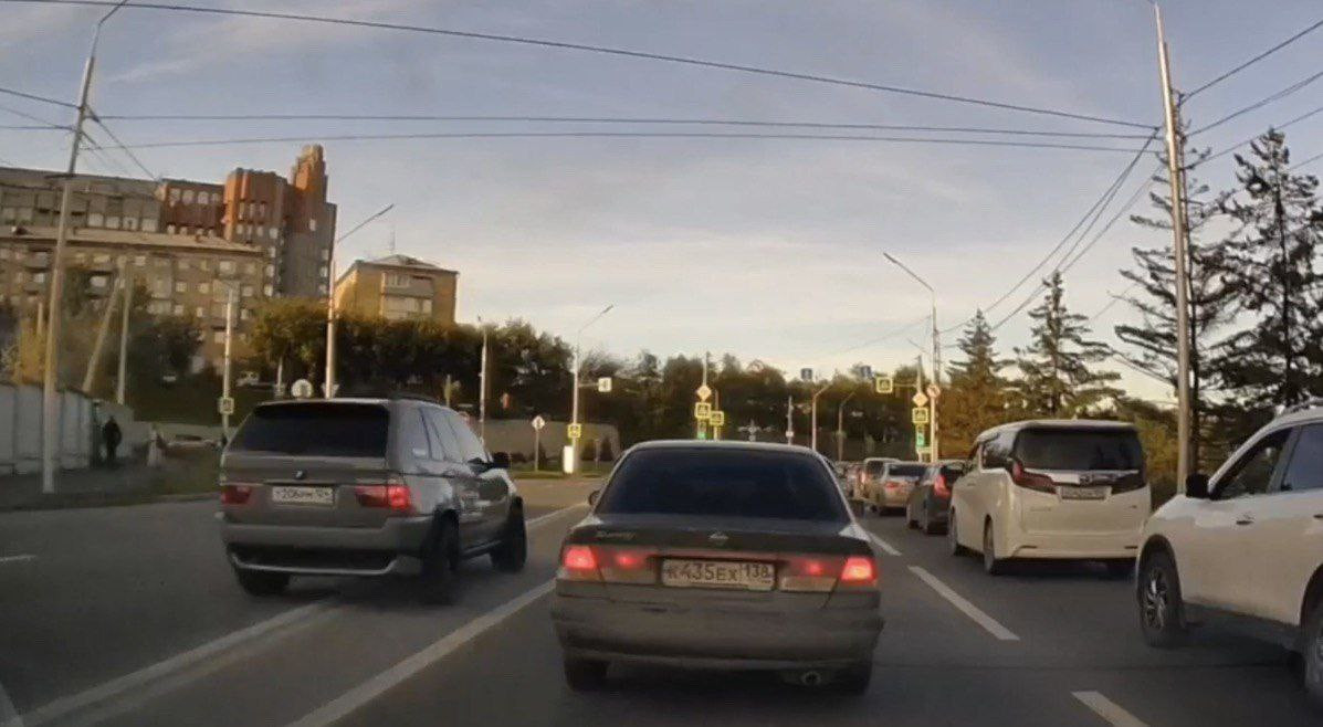 В Красноярске водителя тонированного BMW накажут за езду по встречке