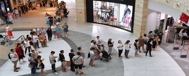 На «Авито» появились объявления о продаже очереди в московские магазины H&M
