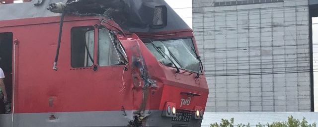 Под Новосибирском поезд врезался в кран, который убирал сошедшие с путей вагоны с углём