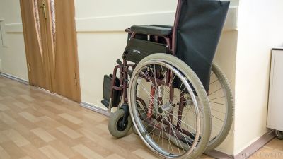 В Салехарде женщина толкнула инвалидную коляску с девятилетней дочерью под автобус