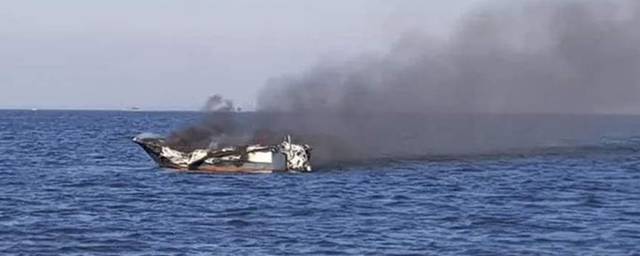 У берегов Японии на прогулочном катере произошёл крупный пожар