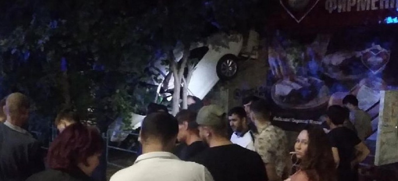В Челябинске водитель Skoda влетел в пятиэтажный дом