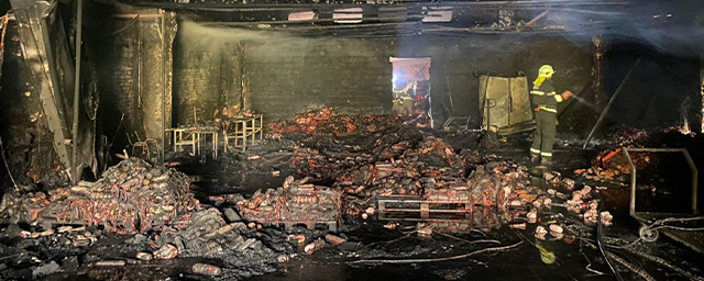 В Башкирии выгорел крупный склад колбасной продукции площадью 300 кв. м.