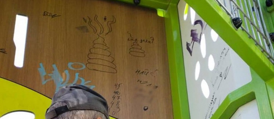 Неизвестные разрисовали детскую площадку в челябинском арт-сквере