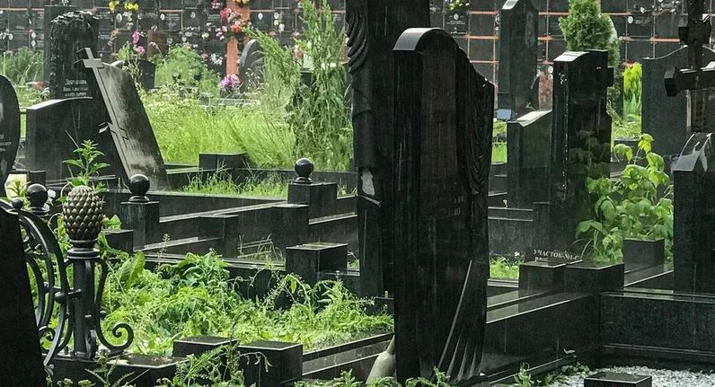 В Иркутской области вандалы сломали на кладбище более 40 памятников