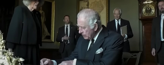 Sky News: Король Великобритании Карл III вышел из себя, испачкавшись перьевой ручкой — Видео