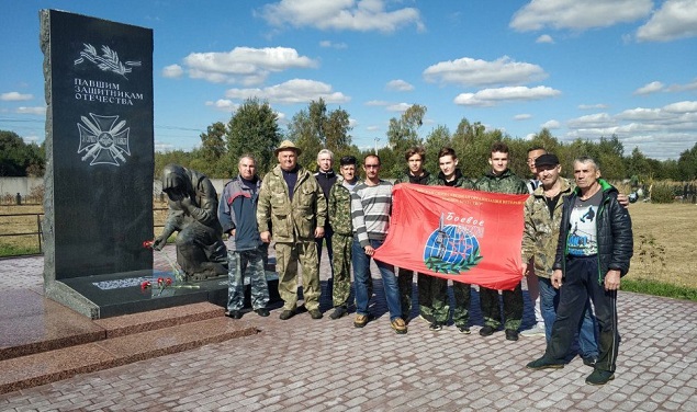 Активисты Павловского Посада провели субботник возле воинского захоронения на Богородском кладбище