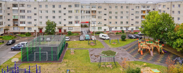 Во дворе одного из домов в Высоковске появились новые детская и спортивные площадки