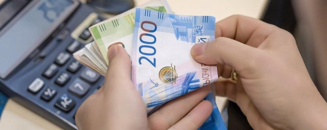 Премьер-министр Михаил Мишустин поручил повысить зарплаты госслужащих на 4% с 1 октября