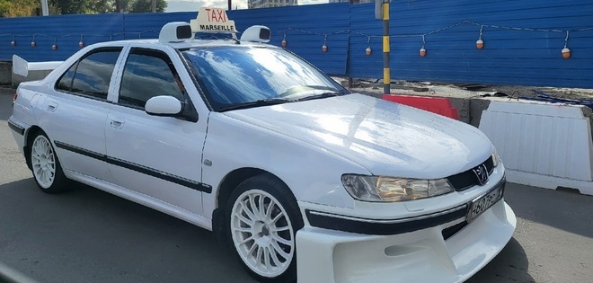 В Новосибирске на площади Труда появилась копия машины из фильма «Такси»