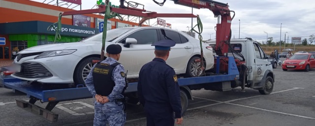 Судебные приставы Волгограда арестовали 25 автомобилей должников на парковке ТЦ