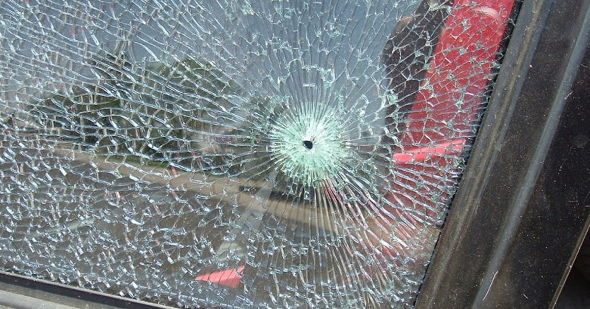 В Мурманске неизвестный разбил камнем три машины и напал с камнем на водителя