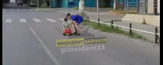 В Барнауле маленький ребенок оказался на игрушечной машине на настоящей дороге