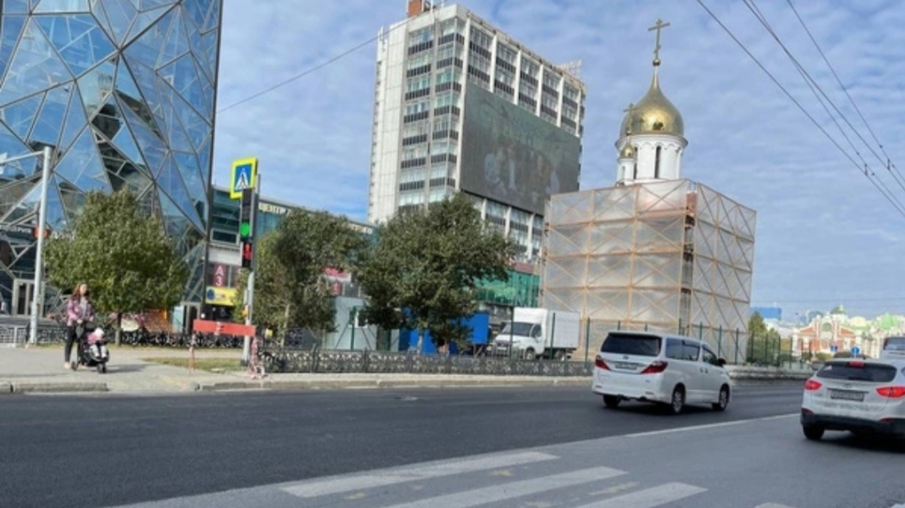 В Новосибирске обновлен асфальт возле часовни на Красном проспекте