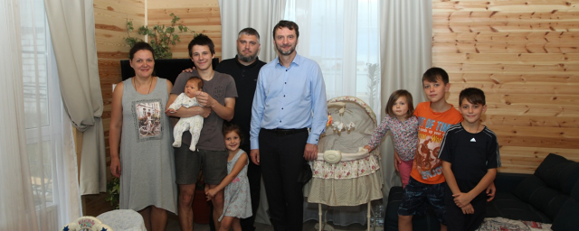 Глава Раменского г.о. Виктор Неволин посетил семью, в которой недавно родился седьмой ребенок