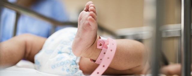Неонатолог Злобина предположила, почему медсестра трясла малыша в Петербурге