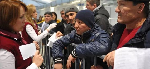 Собянин пообещал создать в Москве базу для приема мигрантов на службу в ВС России