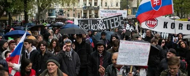 Тысячи жителей Словакии, недовольные своим правительством, вышли на митинг