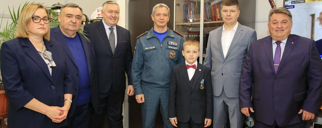 Девятилетнему Ивану Калиничеву вручили медаль МЧС РФ за действия на пожаре в Подмосковье