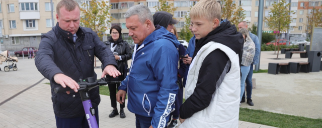 В честь «Дня без автомобиля» депутат Коркин осмотрел набережную Павшинской поймы на самокате