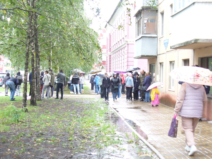 В Белгороде у военкомата собралась очередь из мобилизованных и провожающих