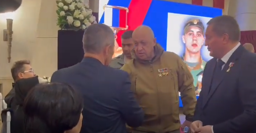 Пригожин пришел на похороны бойца «Вагнера» со звездами героя России, ДНР и ЛНР