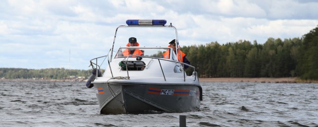 Три человека пропали и один погиб при опрокидывании катера в Онежском озере в Карелии